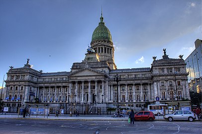 Yasamadan sorumlu olan Arjantin parlamentosuna ev sahipliği yapan Ulusal Kongre Sarayı Senato ve Temsilciler Meclisi’nin buluşma yeridir.[28]