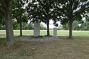Park links der Weser: Gedenkstätte neben dem Parkplatz an der Norderländer Straße