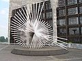 Skulptur Lebenskraft im Mai 2006 Die Stäbe bestehen aus Aluminium.