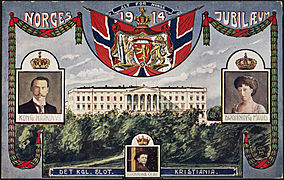 Patriotisk postkort fra hundreårsjubileet for Norges Grunnlov 1814-1914, dekorert med bilder av kongen, dronninga og arveprinsen, Slottet i Oslo og kongens motto. Kunstner / utgiver / eier: Christian Magnus / C. A. Erichsen (Christiania) / Nasjonalbiblioteket