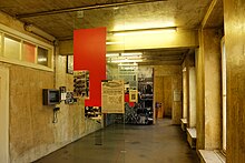 Auf Plexiglasscheiben aufgezogene Plakate aus der Nazizeit in den Räumen des Kölner NS-Dokuzentrums
