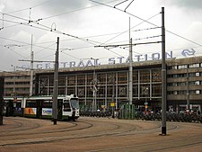 Stationsplein met het station uit 1957