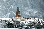 Büste von Kapitän Luis Alberto Pardo, Monolith und Gedenktafeln am Point Wild, Elephant Island, Südliche Shetlandinseln, zur Feier der Rettung der Überlebenden des britischen Schiffes Endurance durch den chilenischen Marinekutter Yelcho mit folgender Aufschrift: „Hier hat am 30. August 1916 der chilenische Marinekutter Yelcho, geführt vom Lotsen Luis Pardo Villalón, 22 Teilnehmern der Shackleton-Expedition das Leben gerettet, die den Schiffbruch der Endurance überlebten und viereinhalb Monate auf dieser Insel lebten.“ Der Monolith und die Tafeln wurden auf Elephant Island und ihre Nachbildungen auf den chilenischen Stationen „Arturo Prat“ und „Presidente Eduardo Frei“ errichtet. Bronzebüsten des Lotsen Luis Pardo Villalón wurden auf den drei oben genannten Monolithen während der XXIV. chilenischen wissenschaftlichen Antarktisexpedition 1987–1988 aufgestellt.