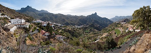 Tejeda mit Roque Nublo und Roque Bentayga