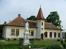 Kápolna és Szent Vendel-szobor a Fő utcán