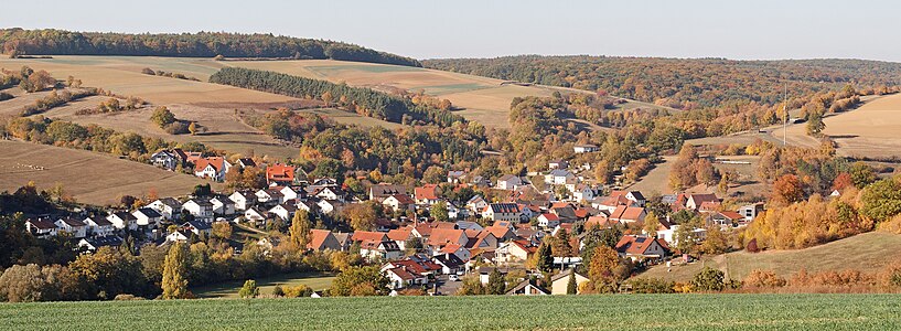 Blick über Hausen auf das Naturschutzgebiet Hausener Talhänge und den Ottenhäuser Grund (rechts hinter dem Dorf)