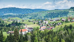 Blick auf das Kirchdorf von Langenegg