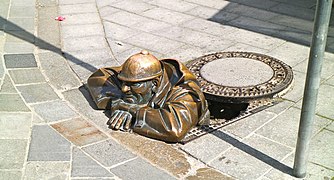 Schachtarbeiter-Skulptur mit Schachtdeckel im Zentrum von Bratislava