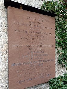 Karl Barth-Hoffmann (1886–1968), Nelly Bart-Hoffmann (1893–1976), Charlotte von Kirschbaum (1899–1975), Hans Jakob Barth-Ninck (1925–1984), Christoph Barth-Frommel (1917–1986), Marie-Claire Bart-Frommel (1927–2019), Rose Marie Barth Oswald (1915–1995), Markus Barth-Oswald (1915–1994), Tom Barth (1966–2020). Familiengrab auf dem Friedhof am Hörnli
