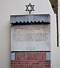 Monument aan de gevel van de synagoge