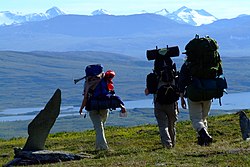 Wandern auf dem nördlichen Padjelantaleden mit dem Akkamassiv im Hintergrund