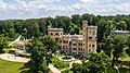 Blick auf den Städtebrunnen und Treppen am "Dicken Turm" des Schlosses