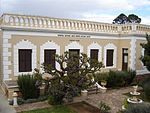 This predominantly Georgian house was erected by Dirk Versfeld (1853-1912) shortly after 1882 and donated to the City Council of Riversdale by his son, Theodore, to house the Julius Gordon art collection. The building was restored in 1965.