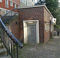 Öffentliche Bedürfnisanstalt am Totendamm mit Mauer und Treppenanlage (Höhe Einmündung Geschwister-Scholl-Straße)