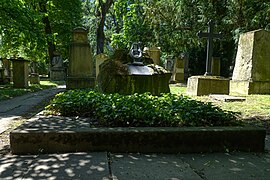 Familiengrab von Wilhelm Hauff, seiner Ehefrau Luise und ihrer früh verstorbenen Tochter Wilhelmine auf dem Hoppenlaufriedhof in Stuttgart