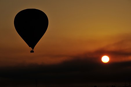 Mısır'da güneş batarken yolculuk yapan bir balon. (Üreten: Marcosleal)