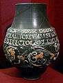 Engobierte Keramik (Trierer Spruchbecher) aus dem Inventar von Grab 5555 (Ende 3. Jh.)