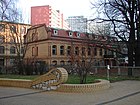 Die denkmalgeschützte Fabrik hinter der Mauer