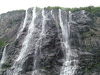 Thác nước Seven Sisters ở vịnh hẹp Geirangerfjord