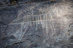 Helleristningsfiguren minner vagt om et dyr med det som kan være hode, kropp, og bein. Men strekene stikker litt ut til alle kanter, og sees mest som dyr på grunn av konteksten her hvor de nærliggende figurene er mer tydelige utformet som hjortedyr.