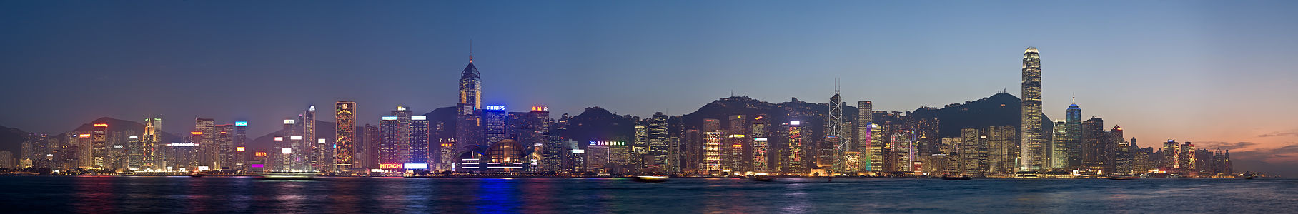 Hong Kong şehir merkezi. Aralık ayına özgü Noel ışıklandırmaları dikkat çekmektedir (10 Aralık 2008). (Üreten: Diliff)