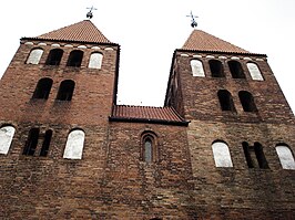 Het bovenste deel van kerktorens van de basiliek in de stijl van de Baksteengotiek, met nog enigszins verwijzingem naar romaanse vensters.