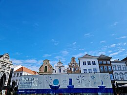 Banner Lunalia op de Grote Markt in Mechelen, 2022, met festivalmotto 'de rest is stilte'