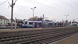 Een "U 25600" Avanto tramstel van de Tram-Train Mulhouse-Vallée de la Thur stopt op het tramgedeelte van het station.