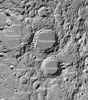 Cusanus und Petermann mit Nebenkratern (Norden oben; LROC-WAC)