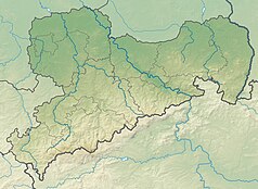 Mapa konturowa Saksonii, blisko centrum na prawo znajduje się punkt z opisem „miejsce bitwy”