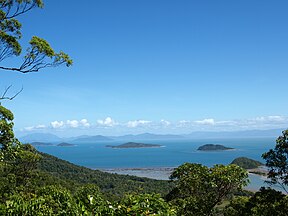 Blick vom Mount Kootaloo auf Dunk Island auf andere Inseln der Family Islands