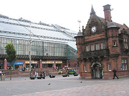 Rechts het voormalige metrostation (nu buiten gebruik), links het St Enoch Centre