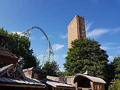 Turm und Teilstrecke der Achterbahn Schwur des Kärnan