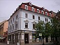 Wohnhaus in geschlossener Bebauung und Ecklage und Seitenflügel zum Barfüßergäßchen, ehemals Postgebäude