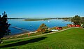 Widok części miasta nad fiordem z wysepką Lilleø