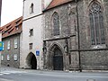 Tor- und Kirchturm am Übergang zwischen Kirche (rechts) und Kommende (links)