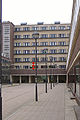 Ladenstraße mit Blick auf das Apartment-Haus