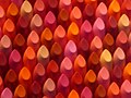 Auswahl farbiger Lippenstifte als Kunstprojekt