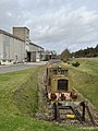 Schienentraktor an einer Siloanlage in Gatnay