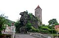 Burg Neudek, Reste einer Turmburg: Wartturm/Bergfried auf einem Felsen mitten im Tal mit ehemals daran angebauten Gebäuden, davon nur Teile der Umfassungsmauer mit Tor erhalten, Tschechien