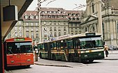 VST-Einheitstrolley FBW 91 GTL Nummer 54 im alten orangen und 48 im neueren grünen Anstrich (1992 Bahnhof Bern)
