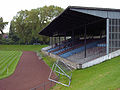 Zuschauertribüne Glückauf-Kampfbahn, Spielfeld mit Wall, Laufbahn, Gedenkstätte