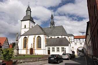 Wiedenbrück, Mariakerk met rechts de poort van het oude Franciscanenklooster