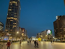 Het Stationsplein in Rotterdam met het station in de rug