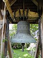 hölzernem Glockenstuhl u. Glocke