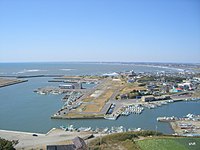 de vissershaven van Iioka met rechts op de achtergrond Kujukurihama, gezien vanuit Kaap Gyobumi