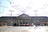 Bahnhofgebäude, im Vordergrund die Oberleitungen der Trolleybusse