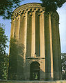 Tuğrul Kulesi, Tuğrul Bey'in anısına Tahran'ın güneyinde dikilen yapı, 12. yüzyıl.
