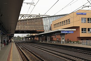 Empfangsgebäude, Blick von den unteren Bahnsteigen (2012)