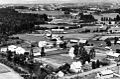 Ilseng tettsted ca. 1954. Huset med fabrikkpipe midt på bildet er den gamle potetmjølfabrikken som brant i 1959/60.